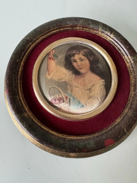 Impression sur soie dans cadre doré chantourné représentation